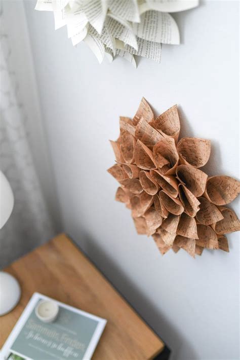 Florales für die Wand: DIY Deko-Dahlien aus Buchseiten und Korkstoff – Sinnenrausch - Der