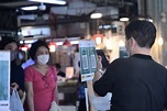 市民掃「安心出行」二維碼出入街市 - 香港 - 香港文匯網