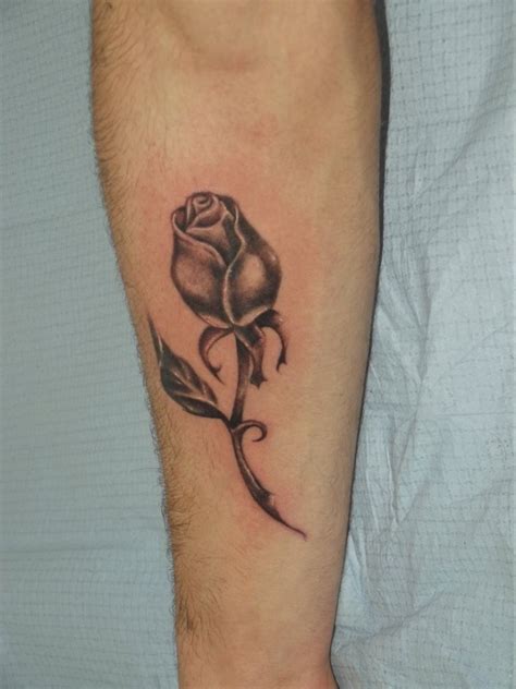 Encuentra este pin y muchos más en tatoos, de sara cabra. Cute black rose tattoo on arm - | TattooMagz › Tattoo ...