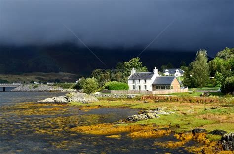 赫布里底群岛苏格兰美丽的风景在水上有一栋房子的苏格兰屋远足高清图片下载 正版图片307576157 摄图网
