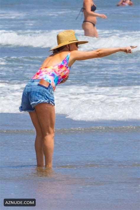 Kate Hudson Showed Off Her Slim Frame As She Enjoyed A Fun Day On The