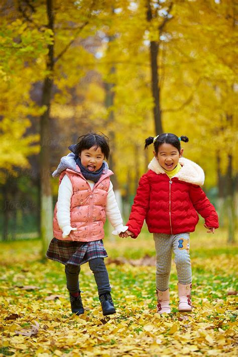 Two Lovely Asian Girl Having Fun In The Autumn Woods Del Colaborador