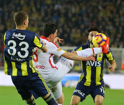 Usta yorumcu rıdvan dilmen, karşılaşmanın ilk yarısını ntv ekranlarından yayınlanan %100 futbol programında değerlendirdi. Rıdvan Dilmen'den Fenerbahçe - Göztepe maçı yorumu ...