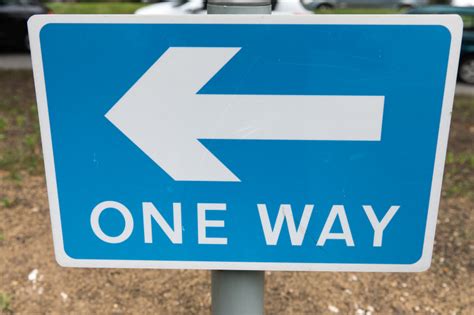 Free One Way Sign Image