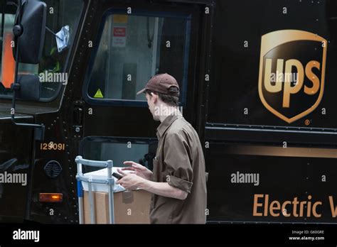 UPS United Parcel Service Logistics company, delivery, electric vehicle
