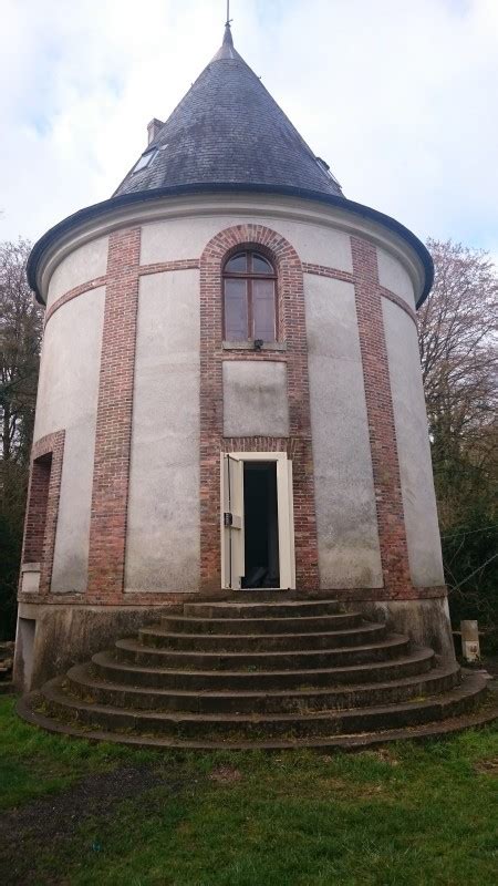 The former hunting lodge of louis xiii, the palace of versailles became the seat of french government in the 18th century. Ruine de château en région parisienne - Location tournage ...