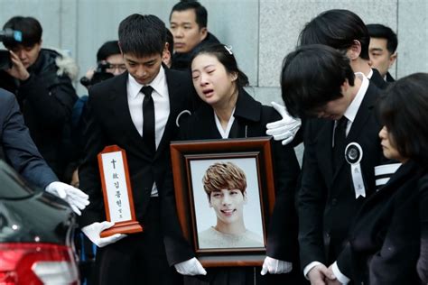 Kim Jonghyuns Funeral Relatives And Shinee Bandmates Carry Coffin