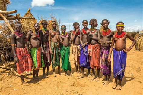 Filles Et Femmes De La Tribu Africaine Daasanach Dans Leur Villag Image
