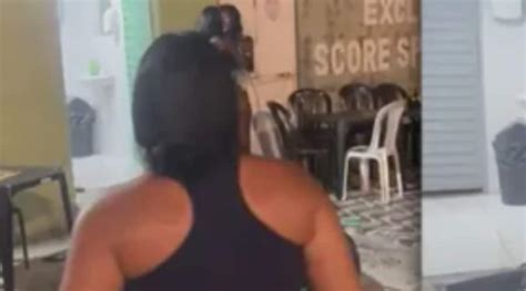VÍDEO travestis espancam amiga suspeita de furto no meio rua Portal Tucumã