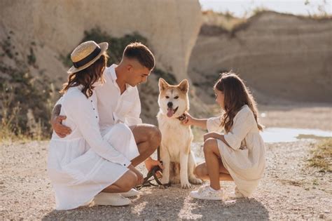 Familia Con Su Hija Y Su Perro Saliendo Foto Gratis