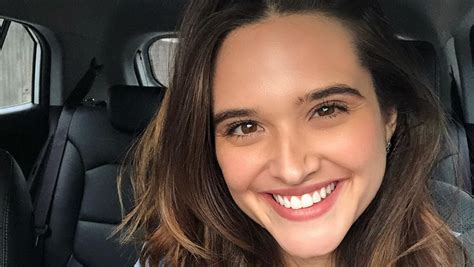 Juliana Paiva Faz Reflexão E Posa Deslumbrante