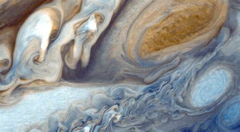 Juno zeigt uns beeindruckende details von jupiter. Wie entstand der rote Fleck auf Jupiter?