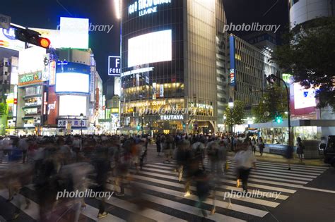 人々で大混雑する渋谷スクランブル交差点 夜景 スローシャッター 写真素材 4146687 フォトライブラリー Photolibrary