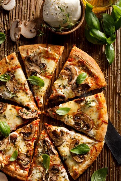 Pizze Da Funghi, Pizza Con Aggiunta Di Funghi Da Bosco Commestibili ...