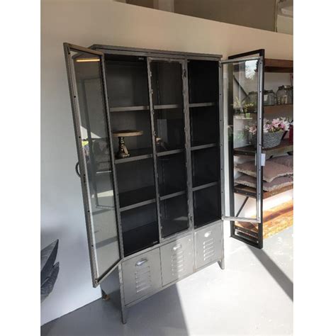 For years us servicemembers stationed in germany have returned home with what is known as a schrank. roughly translated, that means wall closet.the superlative craftwork and design of a german schrank provides owners with furniture built to last a lifetime. Industrie Design Vitrinenschrank Vitrine Schrank Metall ...