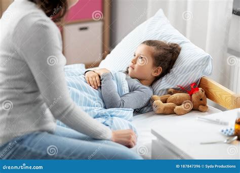 Mother And Sick Daughter With Oxygen Mask In Bed Royalty Free Stock