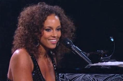Must See Alicia Keys Performs Solo Concert For 10 Year Anniversary