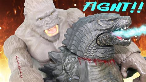 Godzilla y kong, dos de las fuerzas más poderosas de un planeta habitado por todo tipo de aterradoras criaturas, se enfrentan en un espectacular combate que sacude los cimientos de la humanidad. Godzilla vs Kong FIGHT | Epic Toy Video - YouTube