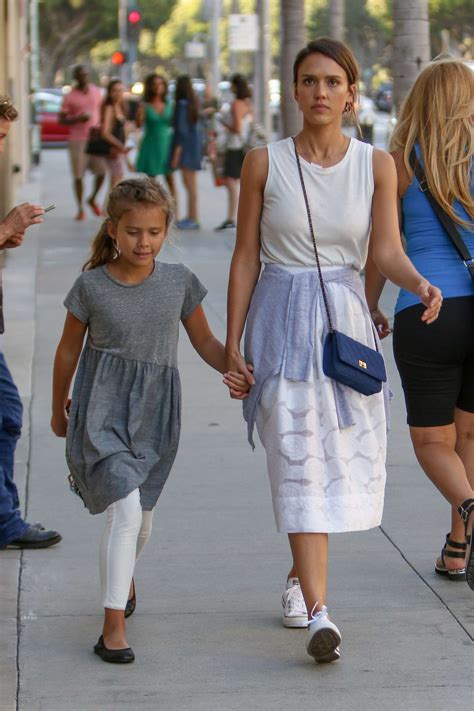 Jessica Alba Shopping With Her Daughter 10 Gotceleb