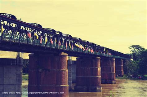 Jambatan kereta api victoria telah dirasmikan oleh sultan idris murshidul azam shah pada tahun 1900. Victoria Bridge Mercu Sejarah Kuala Kangsar