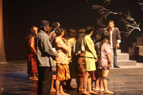 Teks Monolog Melayu Gila - Di dalam drama atau teks naskah, ada dikenal dengan istilah monolog.