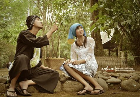 Salah satu dari sekian banyak hasil budaya yang mengakar pada bangsa indonesia ini adalah rumah adat dan pakaian adat. 5 Baju Adat Sunda (Jawa Barat) - TradisiKita, Indonesia