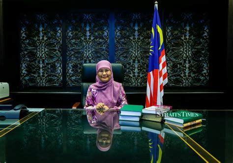 Tengku maimun, malezyayeni baş yargıç, başarılı richard malanjum tarafından yapılan açıklamada, nisan 2019'da emekli olan başbakan dairesi ülkenin en yüksek yargı dairesine yükselen ilk kadındır. Tengku Maimun: My gender isn't a factor in being Chief ...