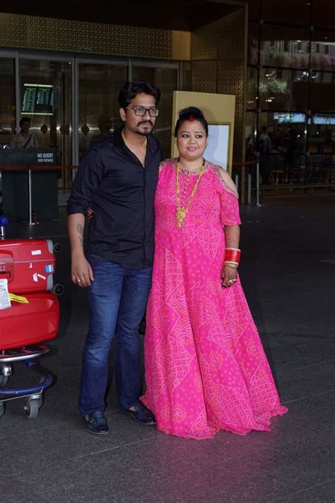Bharti Singh Haarsh Limbachiyaa Newlyweds Seen At The Airport News Zee News