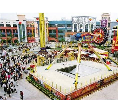 New south china mall — (en chino: New South China Mall - 新华南MALL Dongguan | GZ SHOPPER