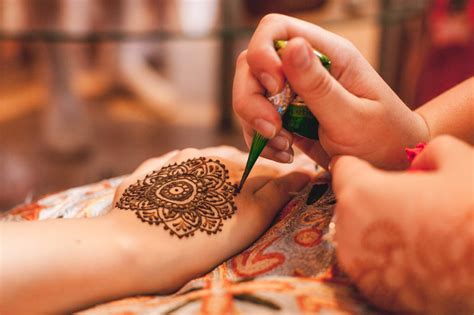 The Cultural And Religious Stories Behind Henna Body Art Ulc Blog