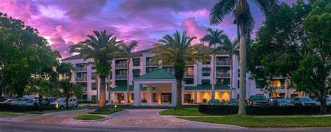 Naples Fl Hotels Near Beach And Downtown Courtyard Naples