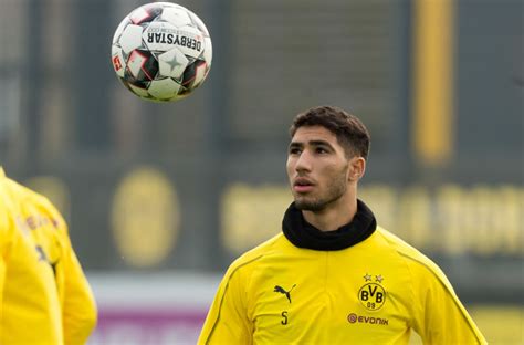 1998 yılında i̇spanya, madrid'de dünyaya gelen aslen fas asıllı müslüman futbolcu achraf hakimi, futbol kariyerine real madrid takımı alt yapısında başlamıştır. Achraf Hakimi keen on Real Madrid return following Borussia Dortmund loan