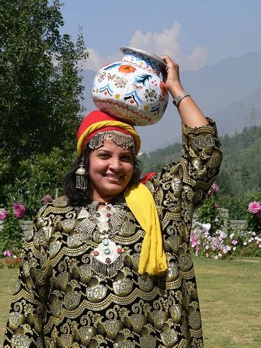 Beautiful Females Kashmir Beauty A Woman In Traditional Kashmiri Dress