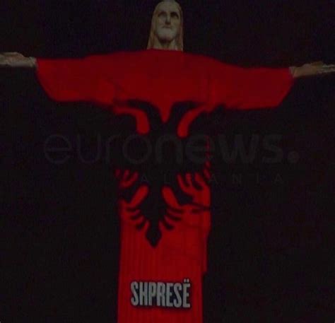 Statuja e Jezu Krishtit në Brazil vishet me flamurin kuqezi për të