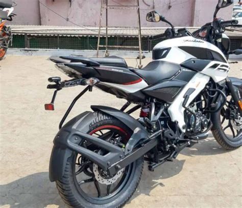 Bajaj Pulsar 160 Ns White Colour Gets Updated With Black Alloys Bike