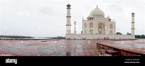 Panorama Of The Taj Mahal Stock Photo Alamy