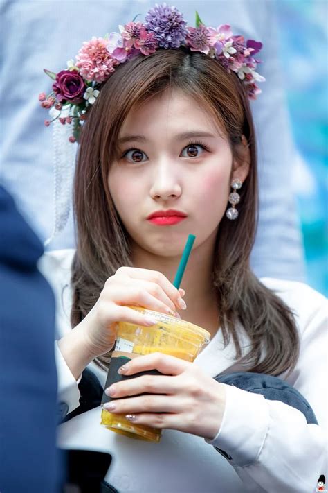 people are freaking out over how pretty the eyes of the twice members are twice sana twice