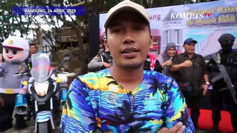 Aksi Warga Foto Bareng Personel Polisi Di Photobooth Polresta Bandung