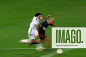 Luis Figo (li., Real Madrid) im Duell - Y (aflo1040) Fußball Herren ...