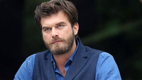 Kıvanç tatlıtuğ doğum tarihi:27/10/1983 (36 yaşında) doğum yeri: Hastaneye kaldırılan Kıvanç Tatlıtuğ'dan ilk açıklama