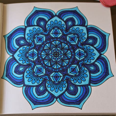 Een kleurboek voor volwassenen voor mandala tekenen dat patronen zoals mandala bloemen bevat, heeft bewezen dat het de stress van mensen vermindert kleurboeken voor 13 jaar en ouder. Kapo's Blog: Het enige echte mandala kleurboek om te ...
