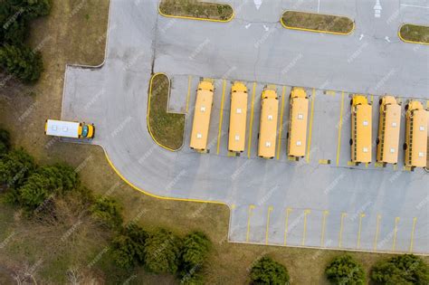 Autobuses Escolares Amarillos Estacionados En El Estacionamiento Del