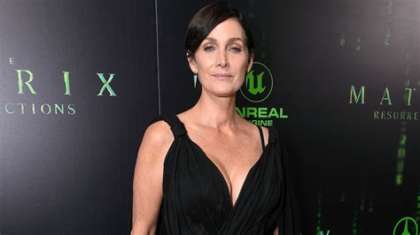 Carrie Anne Moss Y El Significado De Su Vestido En La Premiere De Matrix Resurrections Glamour