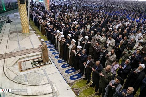 Ketika ditangkap beliau langsung tidak rasa bersalah kerana yakin beliau berjuang kerana allah. Foto Mat Sabu solat dengan 'Batu Karbala' tular: