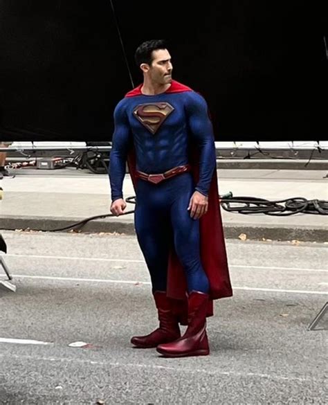 First Look At Tyler Hoechlin In New Suit For Superman And Lois Season 3 Rdcspoilers