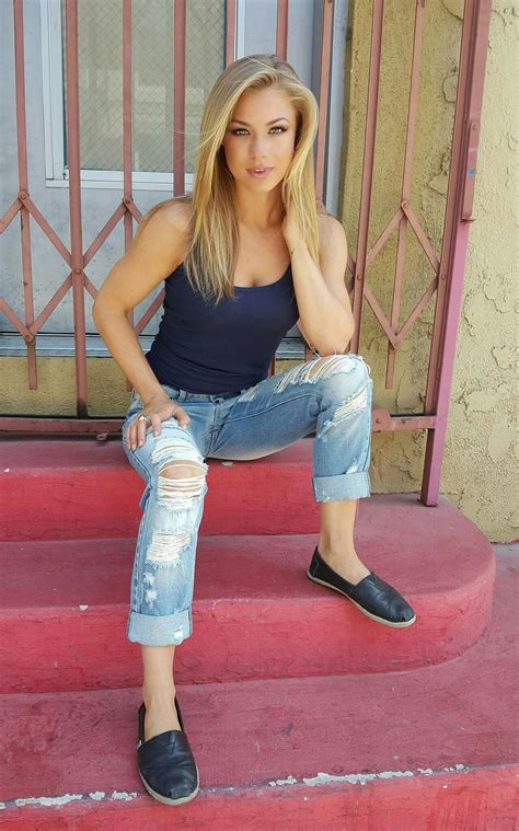 Pin By William Leazer On Nikki Leigh Fashion Model Hot Jeans