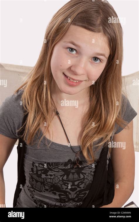 Pre Teen Girl Blond Smile Fotos Und Bildmaterial In Hoher Auflösung