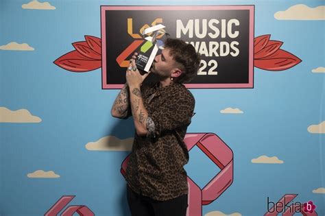 Dani Fernández con su premio de Los 40 Music Awards 2022 Alfombra
