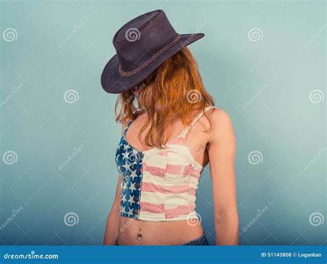 Amerikanerin mit Cowboyhut stockfoto Bild von schönheit 51143808