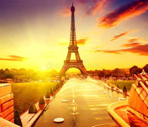 Eiffelturm Bei Sonnenaufgang Paris Frankreich Stockbild Bild Von